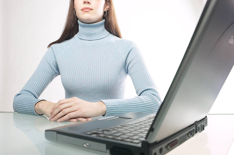 Person am Laptop im Büro